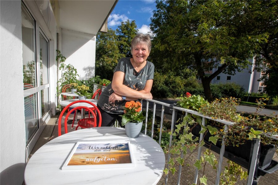 Silke Dämlow fehlt: Warum es in einem Plauener Begegnungszentrum nach dem Tod dessen Mitbegründerin trotzdem weitergeht - Christa Plessing hat den Treffpunkt gegenüber in der Dr.-Karl-Gelbke-Straße 2 (neben dem Rundfunkladen) gemeinsam mit der kürzlich verstorbenen Silke Dämlow vor rund zwei Jahren eröffnet.