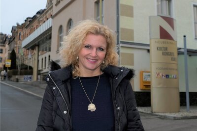 Silke Fischer: "Gott sei Dank darf die Kultur loslegen" - Silke Fischer, frisch gebackene Geschäftsführerin der Vogtland Kultur GmbH vor dem Neuberinhaus Reichenbach, dem Sitz des kreiseigenen Kulturbetriebs.
