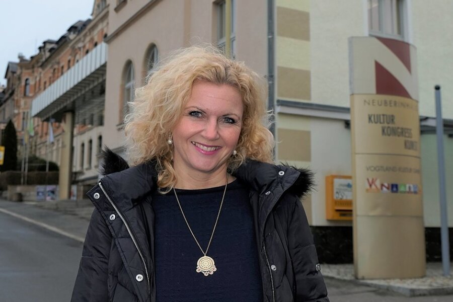 Silke Fischer, frisch gebackene Geschäftsführerin der Vogtland Kultur GmbH vor dem Neuberinhaus Reichenbach, dem Sitz des kreiseigenen Kulturbetriebs.