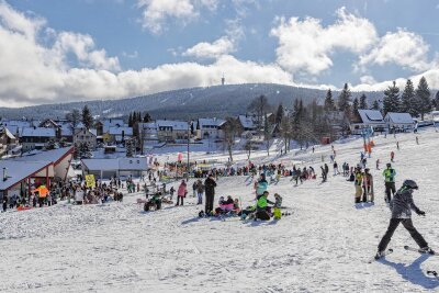 Silvester auf dem Fichtelberg: Skifahren, Party, Glockenklang - Am Fuß des Hauptskihangs wird am Sonntag Silvester gefeiert. Auf dem Hang kann bis 23 Uhr Ski gefahren werden.