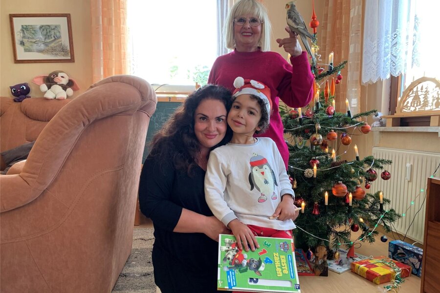Silvester in Zwickau: Warum sich ein kleiner Junge aus der Ukraine keine Raketen mehr wünscht - Olena Boldyreva (links) mit ihrem Sohn Makar und ihrer Mutter Larysa.