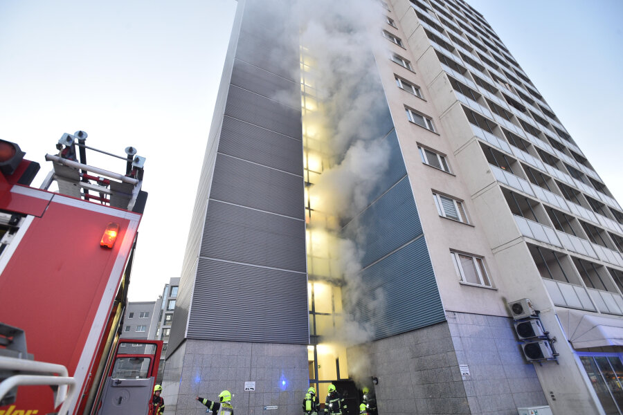 Silvesterbilanz: Feuerwehr rückt zu Bränden aus - Toter in Döbeln - Schwerverletzter Polizist in Leipzig - Am Mittwochmorgen brannte es im Erdgeschoss eines Hochhauses in Chemnitz.