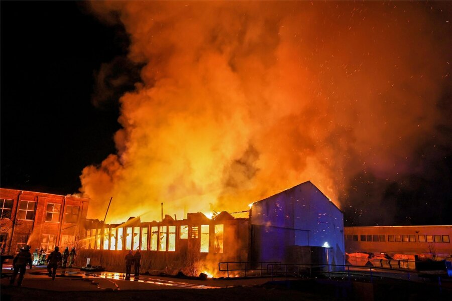 Silvesternacht: Brand einer Lagerhalle in Limbach-Oberfrohna - Der Brand einer Lagerhalle in Limbach-Oberfrohna beschäftigte am Sonntagabend zahlreiche Feuerwehren.