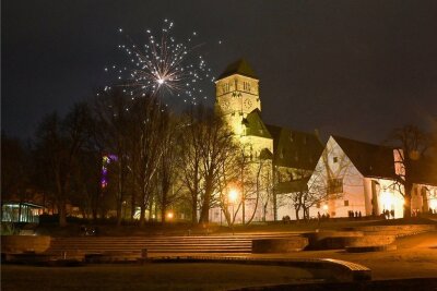 Silvesternacht in Chemnitz: Ziemlicher Krach, weniger Schmutz - So sah es zum Jahreswechsel 2021/22 auf dem Schloßberg aus: Wenige Raketen wurden von hier abgeschossen, aber es kamen einige Dutzend Leute zum "Balkon" der Stadt, um etwas Feuerwerk zu beobachten.