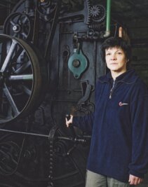Silvia Schumann, Textilarbeiterin - Silvia Schumann vor einer der Maschinen, an denen sie 17 Jahre lang in den Volltuchwerken gearbeitet hat. 