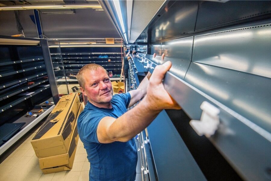 Die Kühlabteilung präsentiert sich bald im "großen Schwarzen". Kühlmöbelbauer Frank Müller von der Firma KT Montage aus Böhlen beim Zusammenbau eines der neuen Regale. 