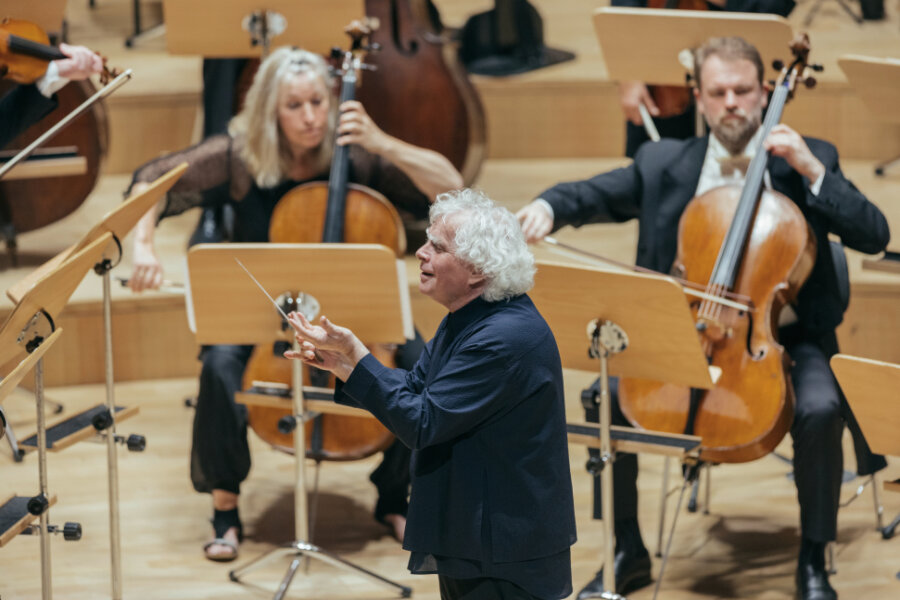 Simon Rattle dirigiert bei den Dresdner Musikfestspielen Gustav Mahler: "Ruhe für mein einsam Herz" - Sir Simon Rattle in Aktion. 