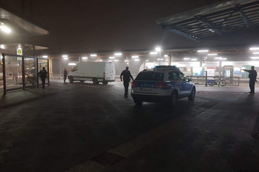 Simple Erklärung für Polizeieinsatz in Mittweida - Am vergangenen Donnerstagabend wurde der Bahnhof Mittweida während des Polizeieinsatzes gesperrt.