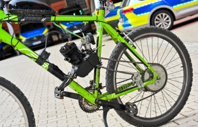 Simson mit über 100 km/h: Polizei kämpft gegen Moped-Tuning - Das in Reichenbach sichergestellte Fahrrad mit Tank und Verbrennungsmotor - es schafft Tempo 40. 