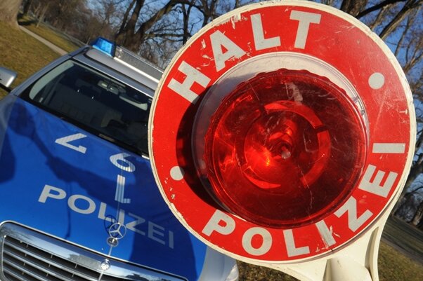 Simsonfahrer reißt Polizisten Anhaltekelle aus der Hand - 