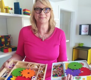 Sina bringt neues Spiel für Kinder heraus - Barbara Seidler zeigt das neue Schmuckstein-Mandala. Die große Ausführung ist für Kindergärten, die kleine für zuhause. 