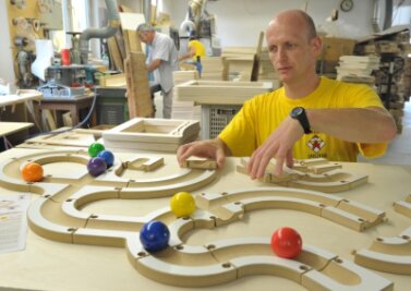 Sina steigt in die Liga von Lego auf - Meister Thomas Thiel hat mit dem Team von Sina und der Designerin das Spiel "Bau uns eine Bahn" bis zur Produktreife optimiert. Nun wurde das Spielzeug ausgezeichnet.