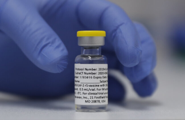 Eine Ampulle mit dem Corona-Impfstoff von Novavax. Erste Ergebnisse einer Studie deuten auf eine hohe Wirksamkeit hin.