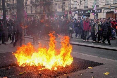 Sind Franzosen faul? - Heftige Demonstrationen gibt es zum Beispiel in Paris gegen die Pläne der Regierung zur Anhebung des Rentenalters von 62 auf 64 Jahre. 