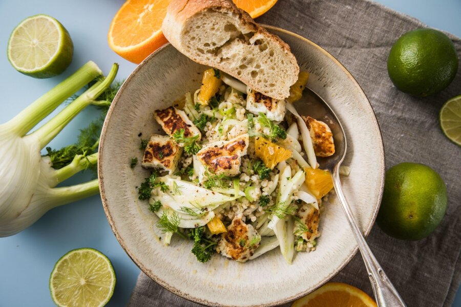 Sind Graupen der bessere Reis? - Zusammen mit Orange, Fenchel, Halloumi und einem Limettendressing wird aus Graupen ein sättigender Salat.