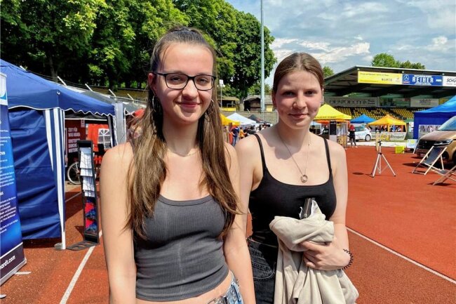 Sind Jugendliche zu faul zum Arbeiten? Was junge Vogtländer zur aktuellen Diskussion sagen - Tina Stehlik (rechts) berät Freundin Leonie Wüst bei der Berufswahl.