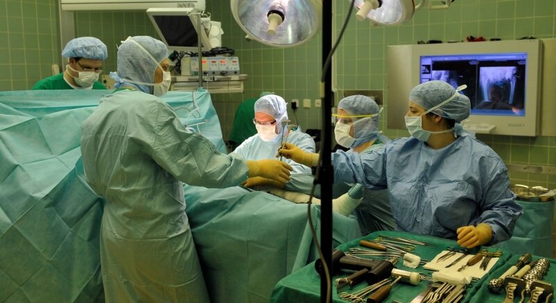 Sind Operationen in kleinen Krankenhäusern gefährlich? - Jede OP ist mit Risiken verbunden. Fachleute streiten, wie die Qualität verbessert werden kann.