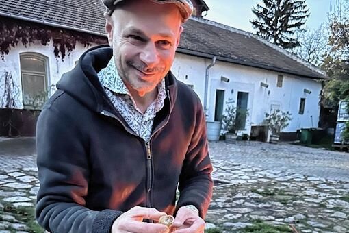 Sind Schnecken bald das bessere Fleisch? - Schneckenzüchter Andreas Gugumuck streut Gewürze in die Schneckenhäuser, bevor sie auf den Grill kommen.