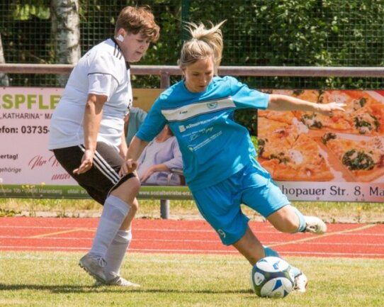"Sind über unsere Grenzen gegangen" - Nur selten konnten sich die Fußballerinnen des ATSV Gebirge/Gelobtland gegen Affalter so durchsetzen wie in dieser Szene Stefanie Legler (r.) gegen Christin Schmitt. Affalter siegte mit 2:0. 