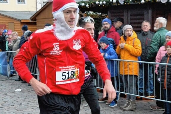 "Sind vom Feedback überwältigt" - Julian Schulze lief die 6 km als Weihnachtsmann verkleidet. Er brauchte 23:22 min.
