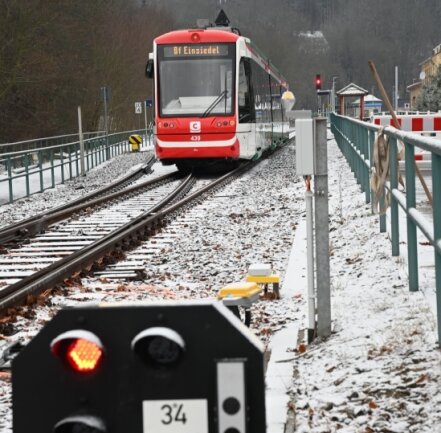 Sinfonie der Schranken und Signale - Der Zug am Bahnhof in Einsiedel. In den nächsten Tagen werden alle Abschnitte bis Aue testweise abgefahren.