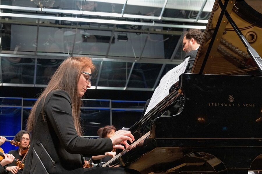 Sinfoniekonzert: Großes Publikumsinteresse - Pianistin Florence Millet im Konzert mit der Vogtlandphilharmonie unter David Marlow (r.). 