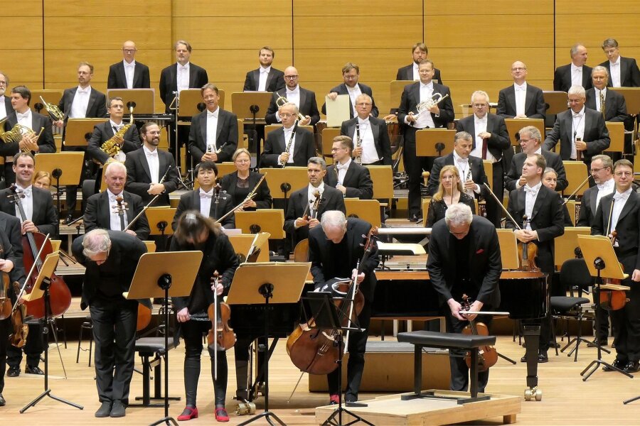 Sinfoniekonzert in Chemnitz: Klingende Städtepartnerschaft und ein Abschied - Das renommierte Fauré Quartett verbeugte sich auch mit zwei Zugaben vor dem begeisterten Chemnitzer Publikum. Es war Gast des letzten Sinfoniekonzerts der Robert-Schumann-Philharmonie vor der Sommerpause.