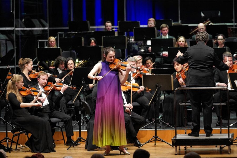 Sinfoniekonzert: Reichenbacher Publikum dankt Orchester enthusiastisch - Anna Louise Kramb trat am Mittwoch mit der Vogtland Philharmonie auf.