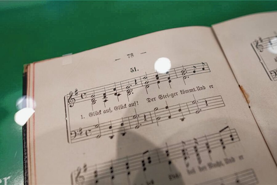 Singen des Steigerlieds wird Immaterielles Kulturerbe - Das Steigerlied einem Liederbuch für Berg- und Hüttenleute aus dem Jahr 1903 im Deutschen Bergbau-Museum Bochum. Das Singen des Liedes zählt nun zum Immateriellen Kulturerbe in Deutschland.