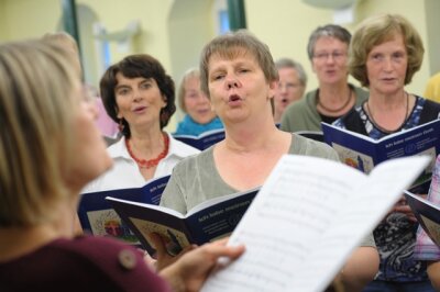 Singen gegen die Angst - Macht glücklich: Simone Pfarr (Mitte) singt im Chor der Kirchgemeinde Chemnitz-Adelsberg.