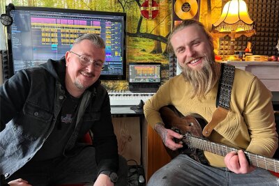 Singender Friseur Steve Bühring aus Zwickau bringt erstes eigenes Album raus - Pete Reinhold (links) und Steve Bühring im Tonstudio des Zwickauer Labels Nopareto in der Kulturweberei an der Seilerstraße.