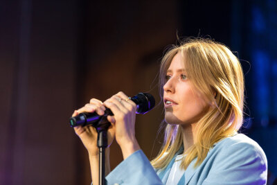 Singer-Songwriterin Lea bei einem Konzert auf der Freilichtbühne in Spremberg im Juli vergangenen Jahres. Dort, in Zwickau sowie Dresden ist sie in den kommenden Wochen erneut unter freiem Himmel zu erleben. 