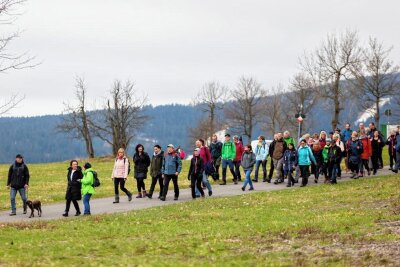 Single-Wanderung in Oberwiesenthal: So trifft man auf nette Leute - Zur Single-Wanderung haben sich in Oberwiesenthal am Sonntagmorgen 60 Frauen und Männer getroffen. Auf der vierstündigen Runde nutzten viele die Gelegenheit sich kennenzulernen. 