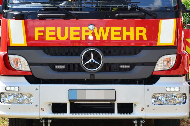 Sirene an: Kleines Feuer am Reusaer Waldhaus in Plauen - 