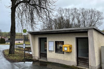 Sirene für Ebersbach: Gemeinde profitiert von Glücksfall - Neben dem massiven Buswartehaus in Ebersbach soll eine digitale Sirene auf einem Mast errichtet werden.