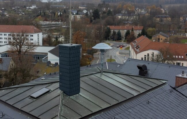 In Rodewisch war von einst sechs alten Sirenen nur die auf dem Dach der Grundschule erhalten geblieben. Die Stadt legt jetzt los und lässt zwei modere elektronische Sirenen installieren. 