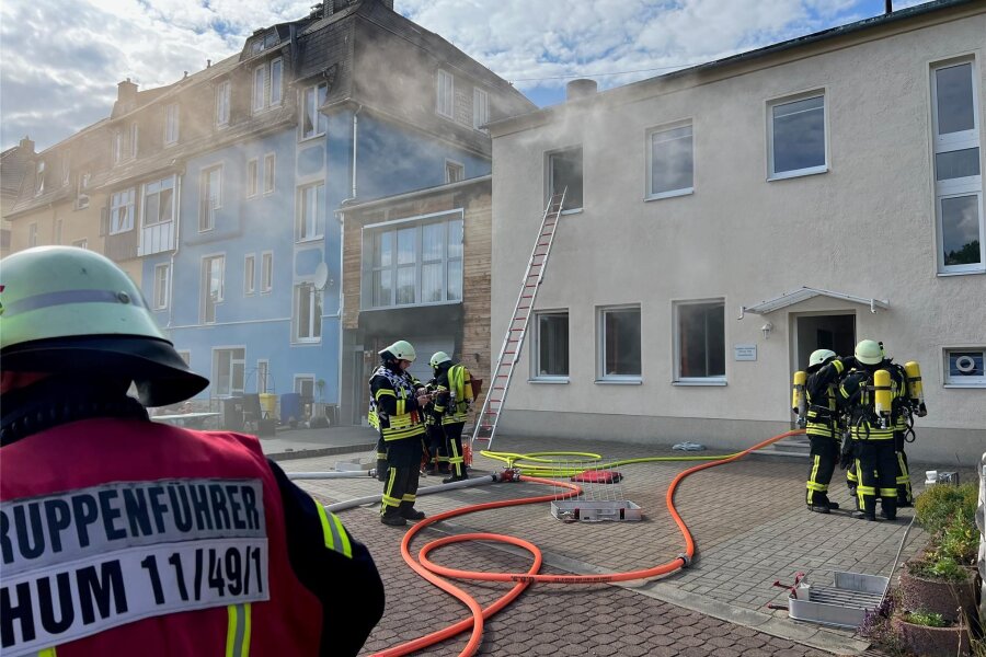 Sirenenheulen im Erzgebirge: Feuerwehrübung in Thum - Drei Personen galt es bei der Übung aus dem verrauchten Gebäude unter schwerem Atemschutz zu retten.