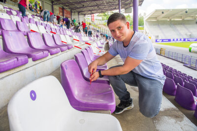 Sitzschalen im Stadion des FC Erzgebirge Aue werden demontiert - René Gehlert hat insgesamt 6 Sitzschalen gekauft.