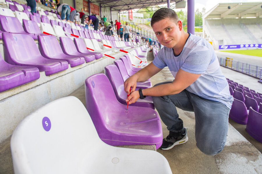 Sitzschalen im Stadion des FC Erzgebirge Aue werden demontiert - René Gehlert hat insgesamt 6 Sitzschalen gekauft.