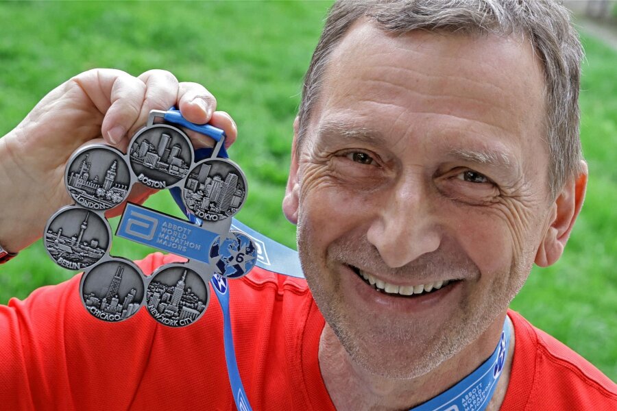 „Six-Star-Finisher“: Hohenstein-Ernstthaler kämpft sich in den Marathon-Olymp - Marathonläufer Udo Zilly mit seiner Six-Star-Medaille. Es ist die wohl wichtigste Medaille, die man als Hobbyathlet erreichen kann.