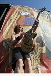 Skatepunk: Von der Halfpipe in ausverkaufte Stadien - Sonnenpunk: Gitarrist Eric Melvin von NOFX auf der Vans Warped Tour im Jahr 2009. 