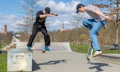 Skater üben Höhenflüge auf Anlage in Auerbachs Hofaupark - 