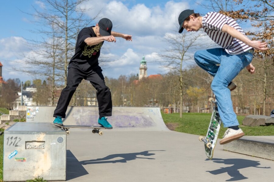 Skater üben Höhenflüge auf Anlage in Auerbachs Hofaupark - 