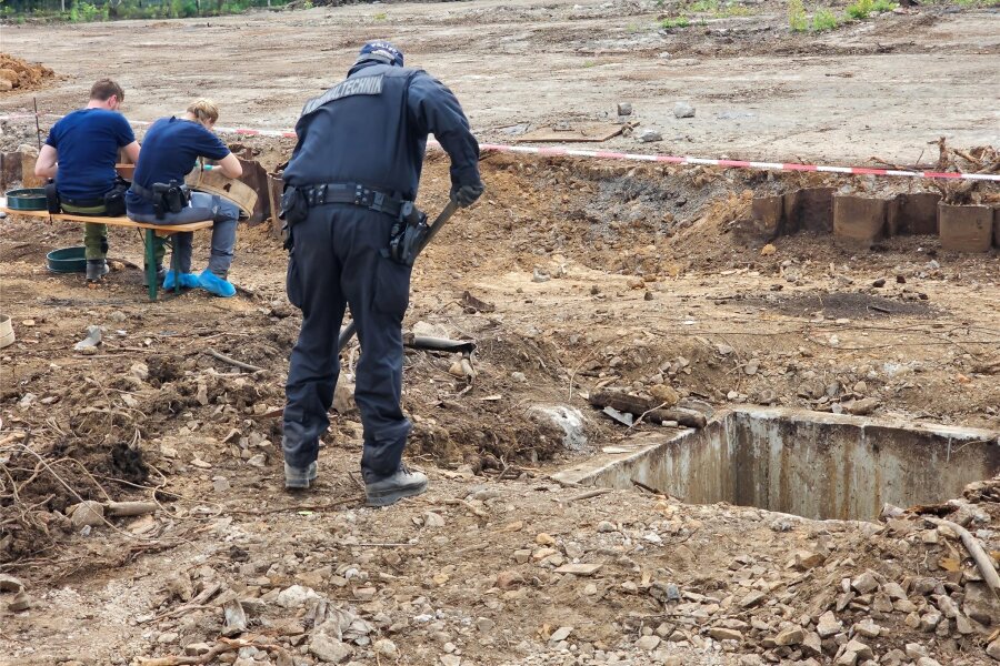Skelettfund in Zwickau: Wer lag jahrelang unentdeckt im Betonschacht? - In diesem Betonschacht rechts wurden die Knochen entdeckt. Kriminaltechniker untersuchten den Fundort am Donnerstag den ganzen Tag lang.