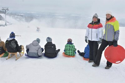 Ski und Rodel gut: Was geht wo im oberen Vogtland? - Die Pisten in der Skiwelt Schöneck sind noch nicht startklar, was eine Schülergruppe aus Dresden mit ihren Betreuerinnen Uta Uhl (links) und Anett Martczak nicht am Rodelspaß hindert.