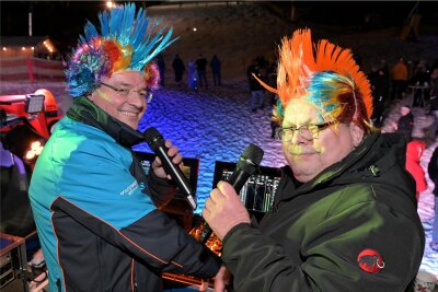 Skiarena Eibenstock: Partygäste bringen „Gletscher“ zum Beben - Enrico Oswald (links) und Bernd Koch haben als DJ Ossi beziehungsweise DJ Bernd für Stimmung gesorgt.