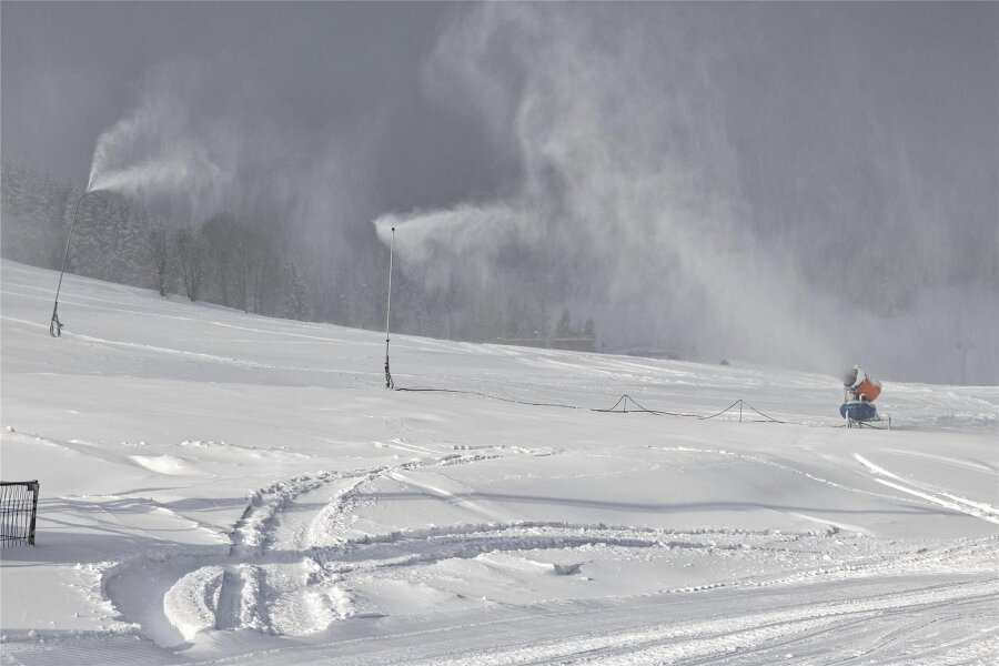 Skibetrieb am Fichtelberg: Starttermin steht jetzt fest - Auch am Haupthang wird beschneit, wann immer es geht. Denn in wenigen Tagen soll die Skisaison starten.