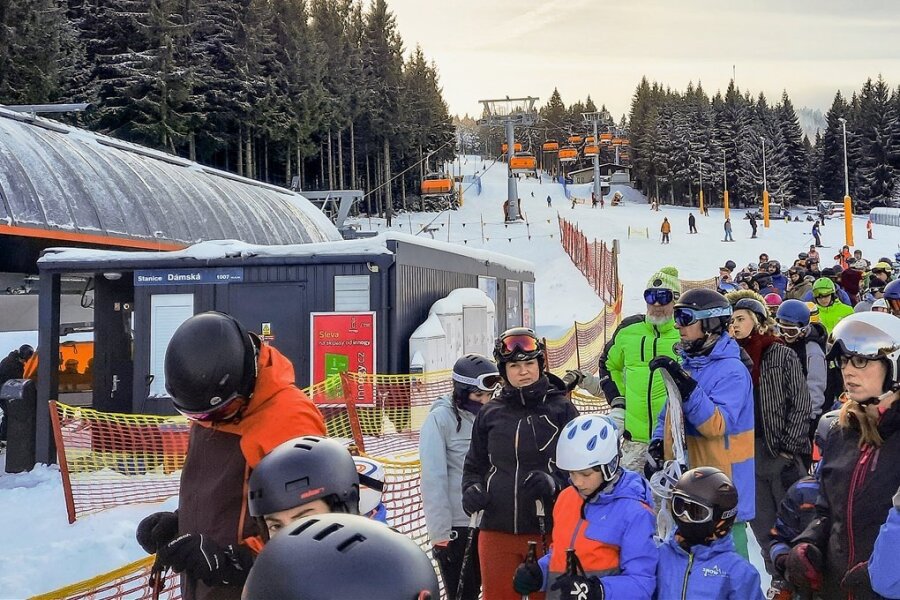 Mit nur einem Lift ist am Samstag am Keilberg die neue Skisaison eröffnet worden. 
