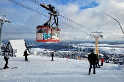 Skibetrieb eingeschränkt: Am Fichtelberg läuft ab Donnerstag nur noch ein Lift - Dieser Wintertraum vom vergangenen Wochenende ist auch am Fichtelberg schon wieder ausgeträumt. Der Skibetrieb muss eingeschränkt werden.
