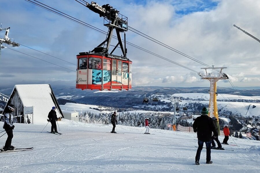 Skibetrieb eingeschränkt: Am Fichtelberg läuft ab Donnerstag nur noch ein Lift - Dieser Wintertraum vom vergangenen Wochenende ist auch am Fichtelberg schon wieder ausgeträumt. Der Skibetrieb muss eingeschränkt werden.